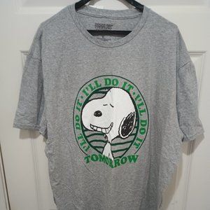 NWOT Men's Snoopy Peanuts XL Gray T-Shirt 90% Cotton Man's Shirt Comfortable WoW